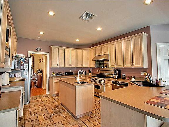 5th image of 117 Oak Manor Ln
