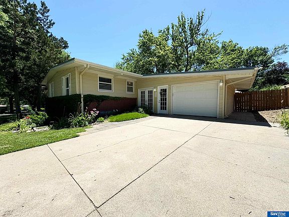 3rd image of 5925 Meadowbrook Ln
