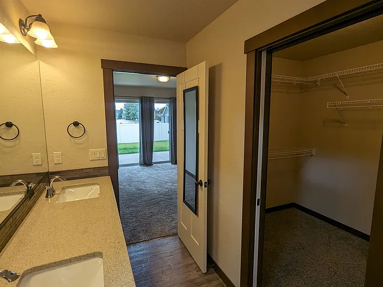 2537 N Lehigh Ct — Photo 10