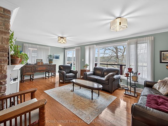 4th image of 727 Aylmer Cres