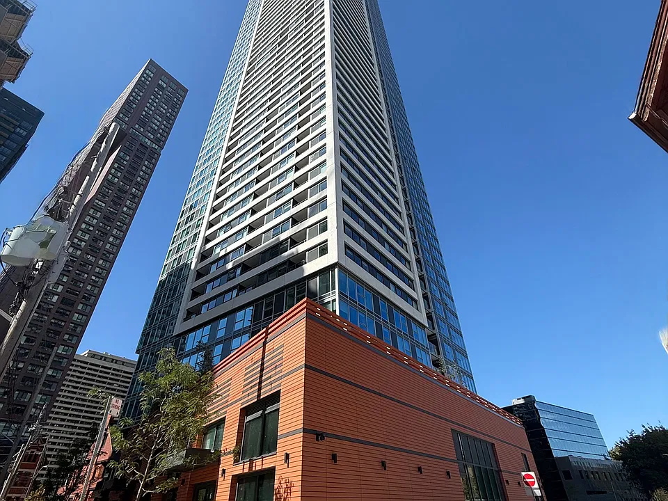 609 Sherbourne St #2007
