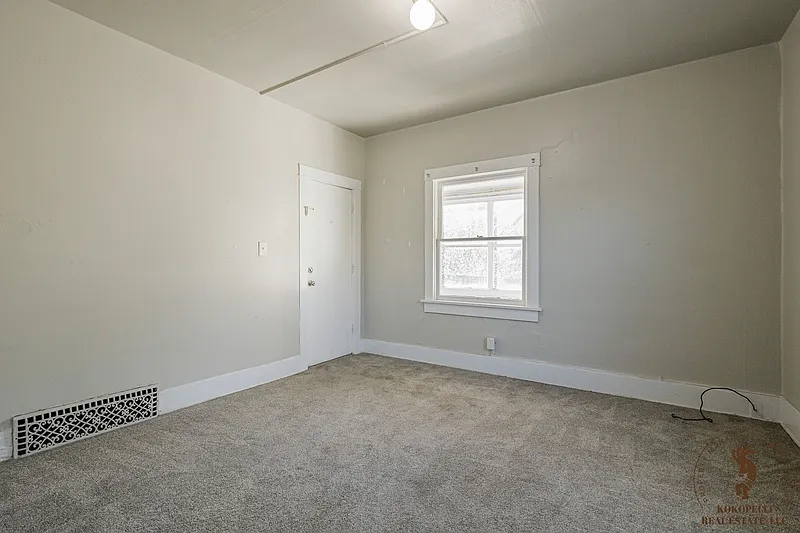 910 Rood Ave — Photo 4