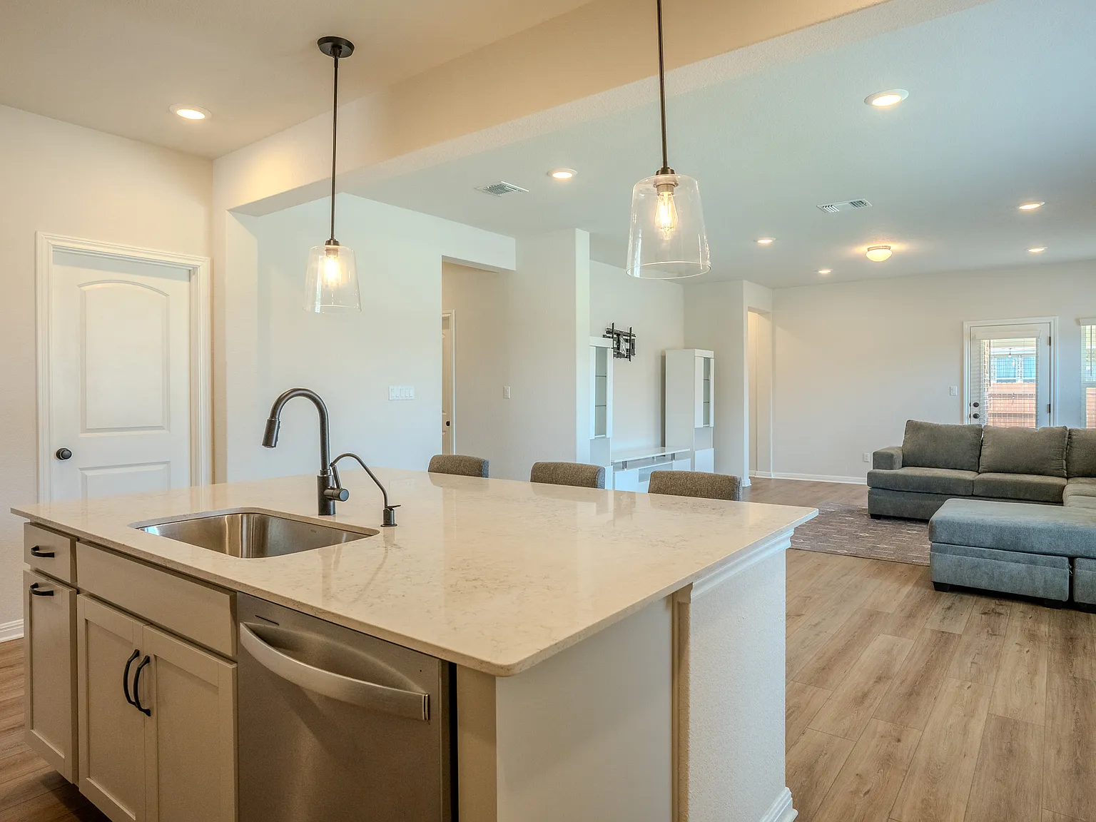 3 bed, 2003 sqft, $2,375 — Photo 4