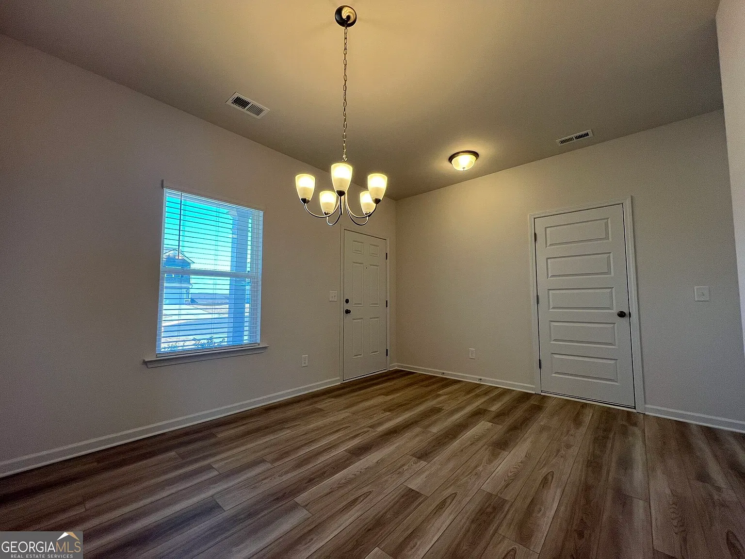 4 bed, 2.5 bath, 2156 sqft, $1,999 — Photo 4
