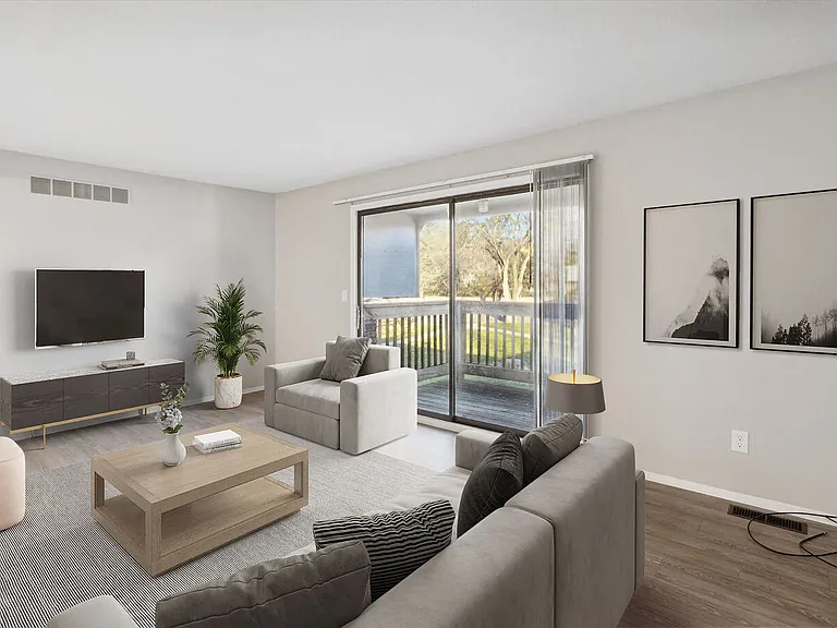 300 Henry Ct — Photo 2