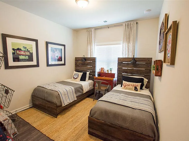 Secondary suite with two twin beds, ideal for guests.