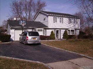 23 Ross Ln, Mount Sinai, NY 11766