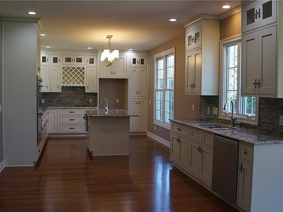 5th image of 39 Nature Cove Ct