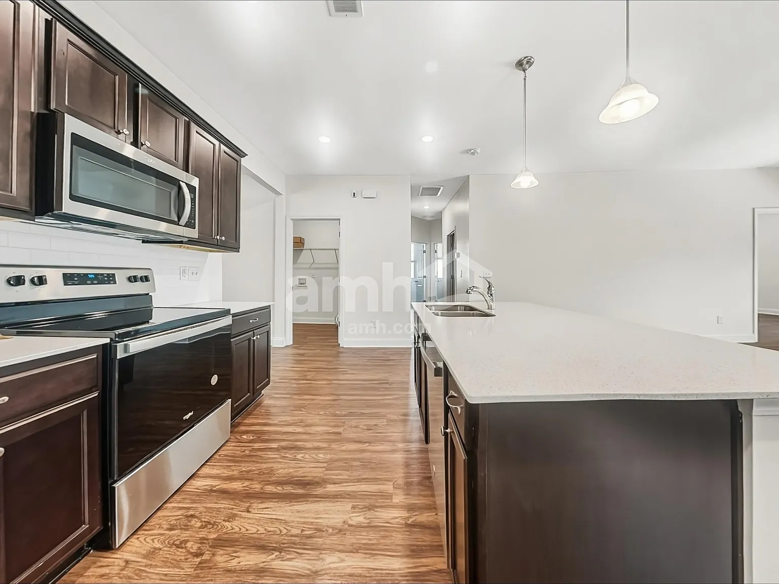 3 bed, 2.0 bath, 1605 sqft, $2,360 — Photo 3