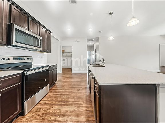 3rd image of 118 Thatchet Dr