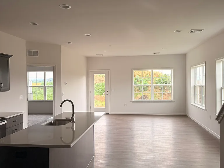 128 Foundry Ln — Photo 3