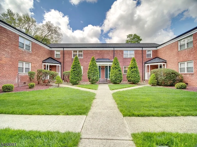 2 bed, 1.0 bath, $2,400 — Photo 2