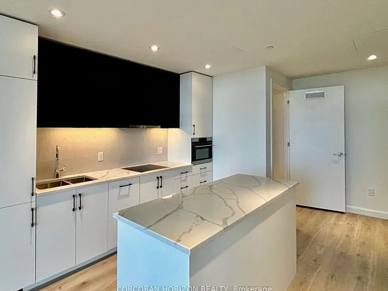 741 King St W #912 — Photo 4