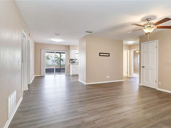 3rd image of 1004 Greenbriar Dr