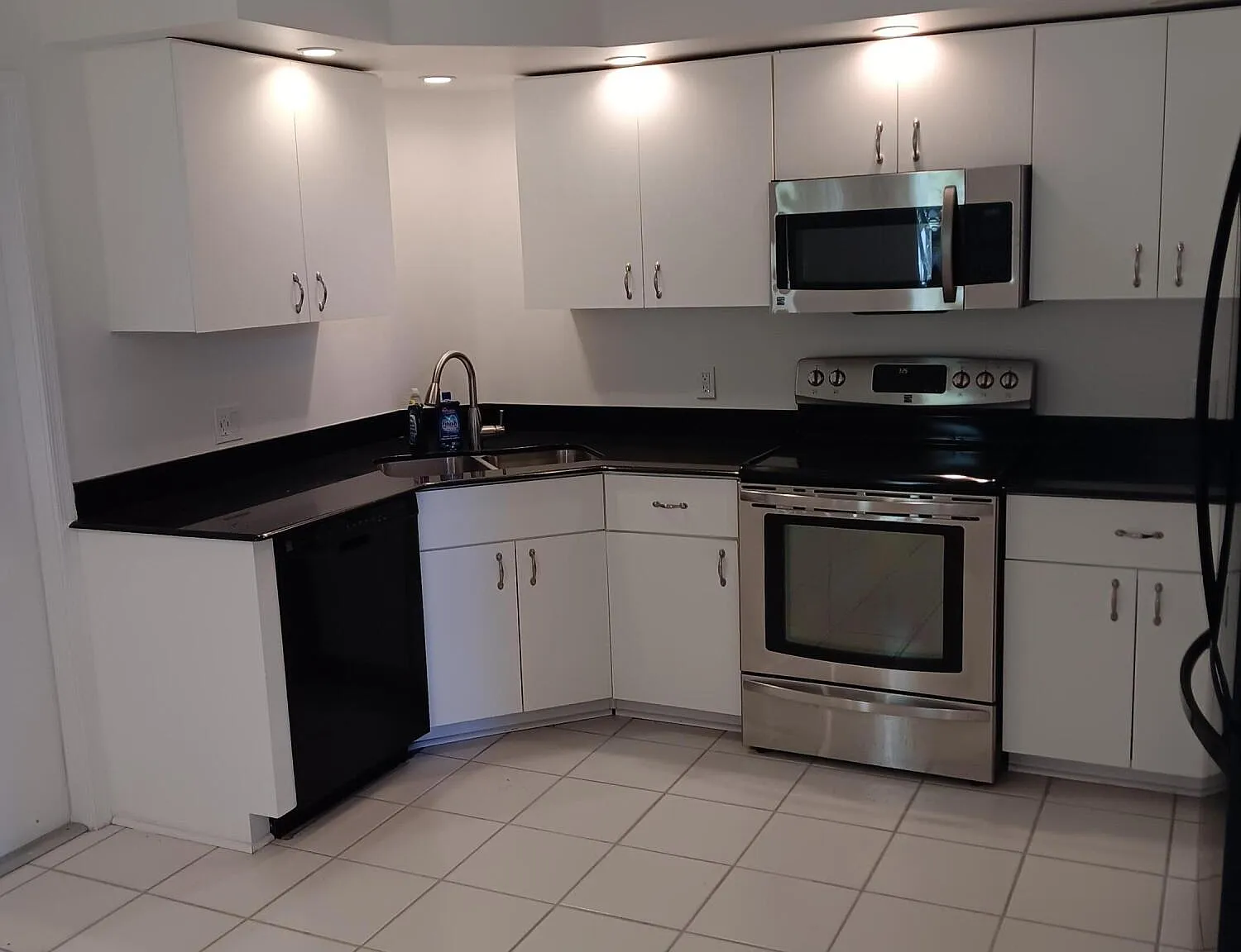 3 bed, 2.5 bath, 1625 sqft, $4,000 — Photo 2