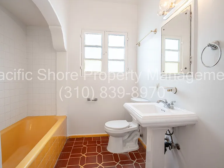 559 Alexandria Apartments — Photo 10