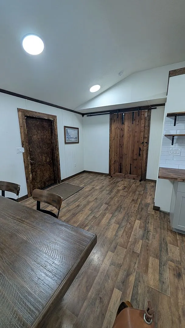 Manufactured home. Updated with a modern touch — Photo 2