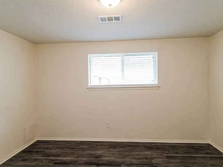 1100 Wadsworth St — Photo 2