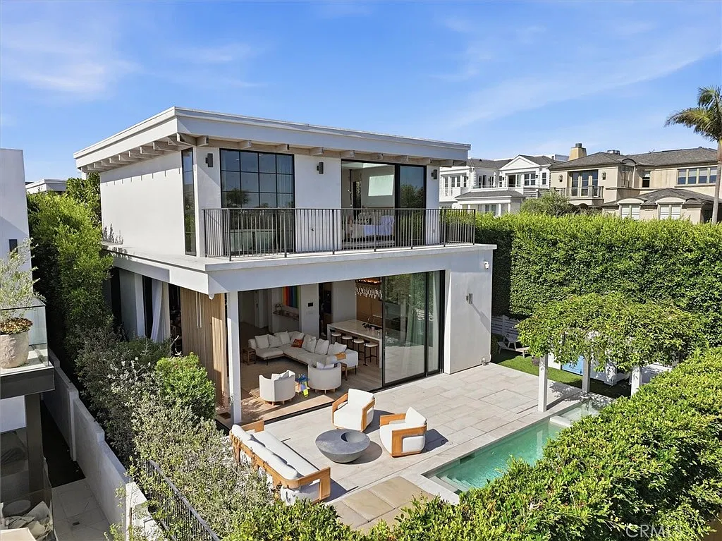 5 bed, 4932 sqft, $50,000 — Photo 1