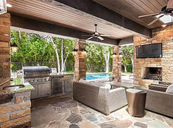 3rd image of 3008 Sparkling Brook Ln