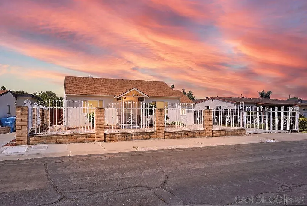 5 bed, 2.0 bath, 2000 sqft, $4,500 — Photo 2