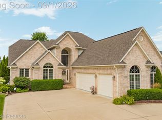 15657 Kingsway Dr, Macomb, MI 48044