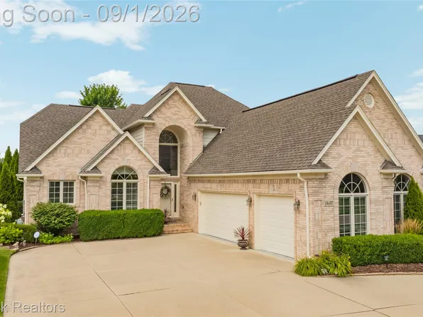 15657 Kingsway Dr, Macomb, MI 48044