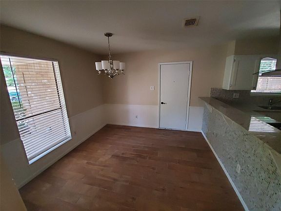 3rd image of 4051 Sherwood St E