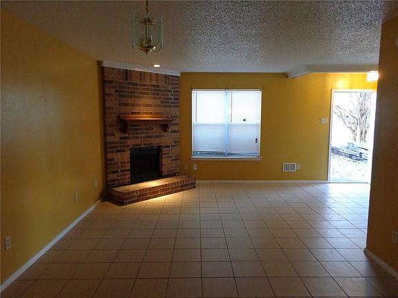 3rd image of 202 Country Bend Dr