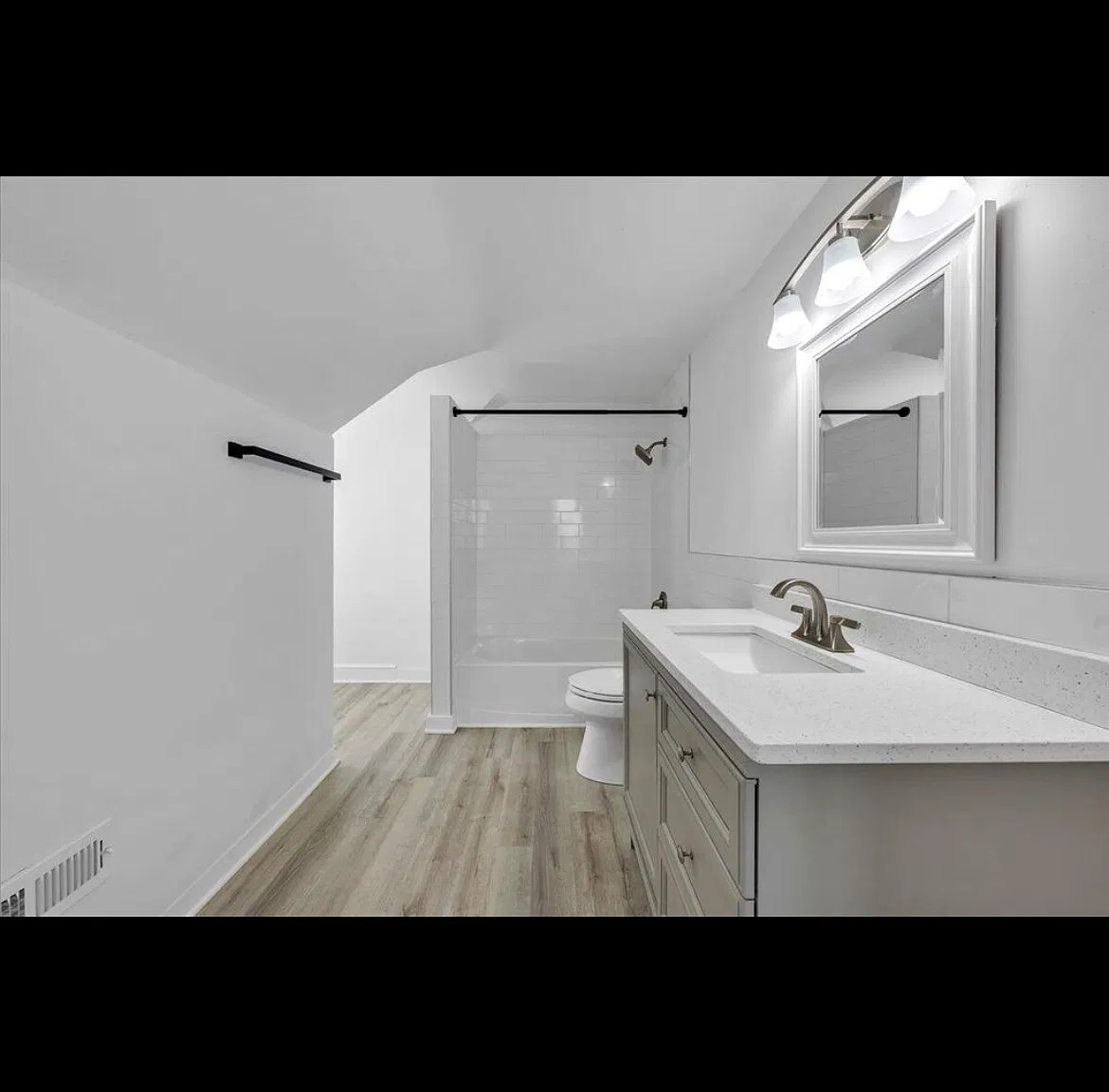 3 bed, 1957 sqft, $2,300 — Photo 3