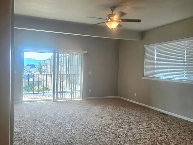 1558 Poplar Dr — Photo 4