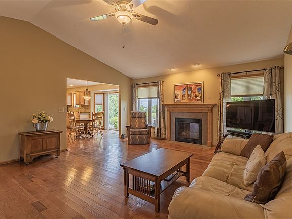 4th image of 3719 Foxglove Ln