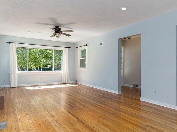 5th image of 810 Elm Dr