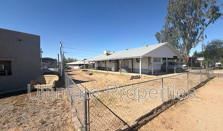 2077 E Charleston Ave — Photo 3