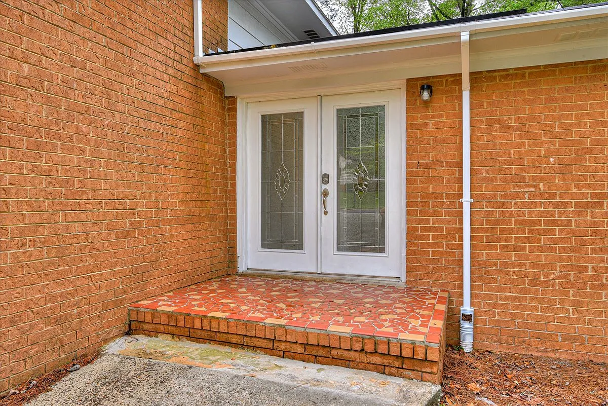 4 bed, 2.5 bath, 2150 sqft, $650 — Photo 2
