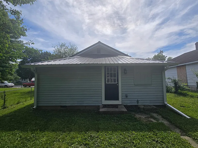 1713 Columbus St — Photo 11