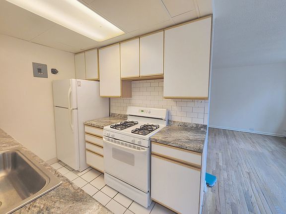 4th image of 801 N Dahlia St #2