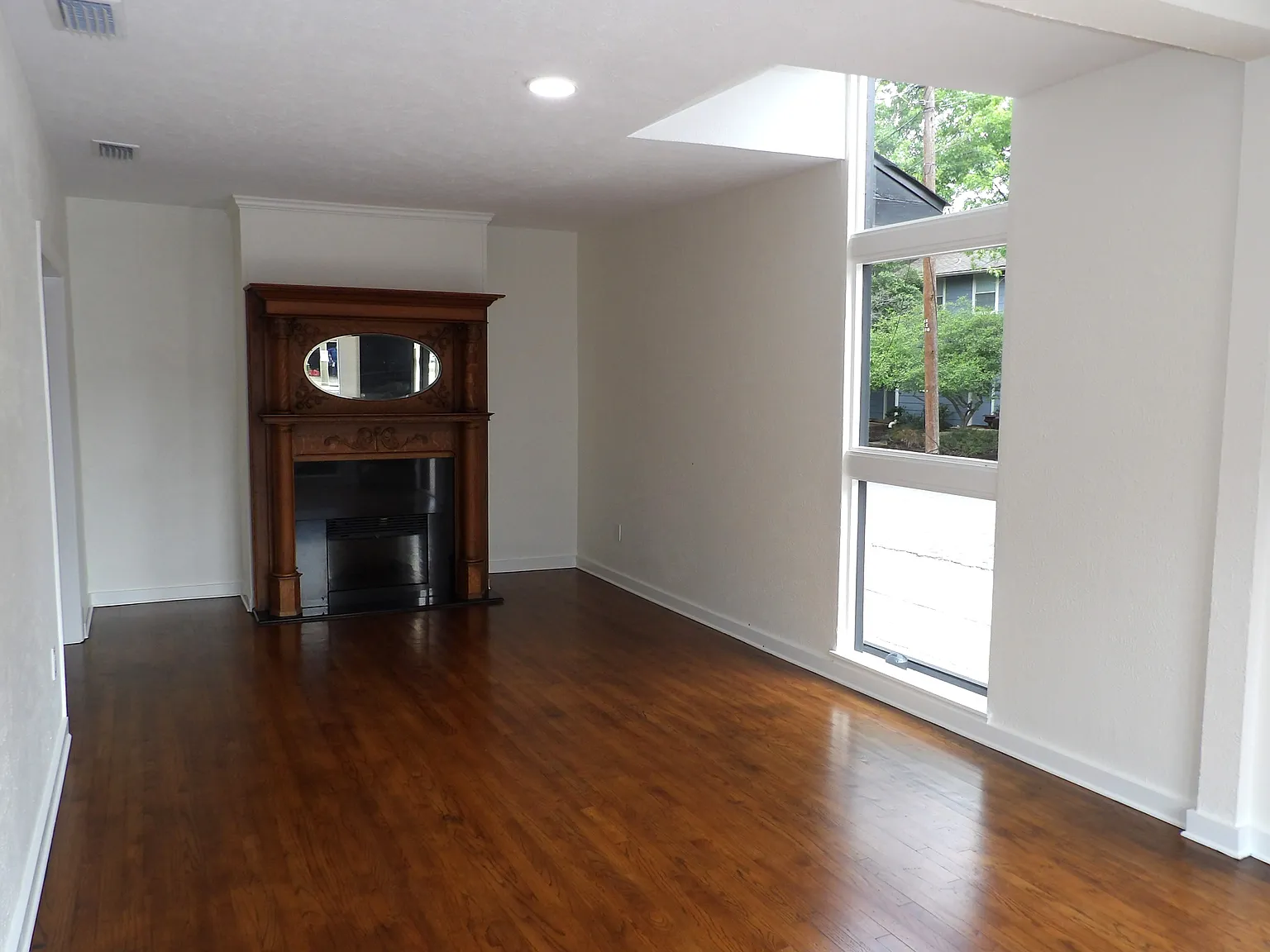 2 bed, 1.5 bath, 1054 sqft, $3,300 — Photo 3