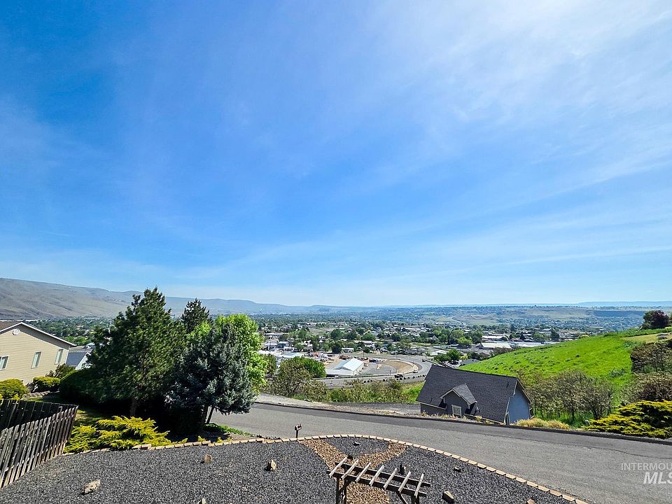 1st image of 1808 Valleyview Dr
