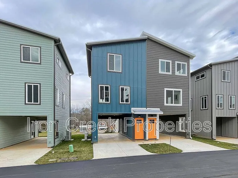 2 bed, 1.5 bath, 840 sqft, $1,495 — Photo 1