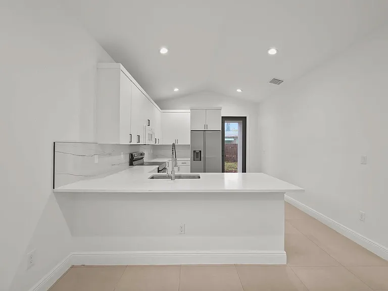 633 55th St — Photo 9