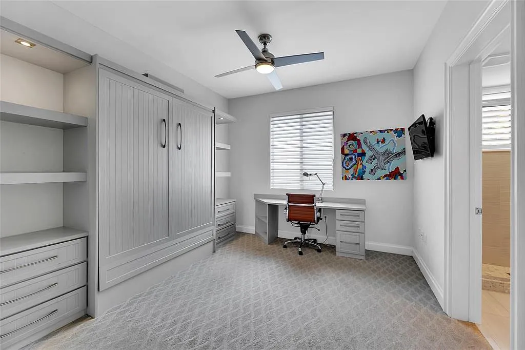 Building Photo - 1532 SE 12th St #204