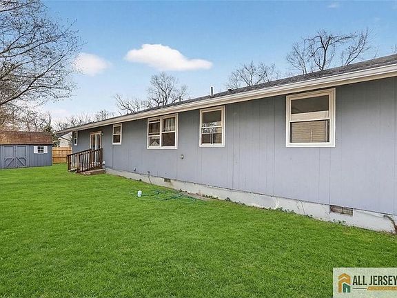 3rd image of 1102 Evergreen Blvd
