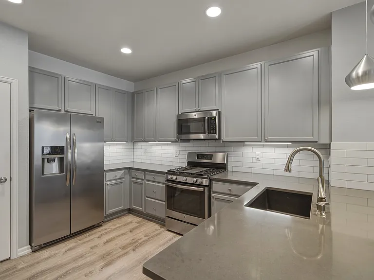 562 E Dry Creek Pl — Photo 6