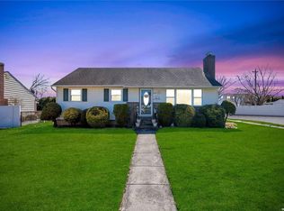 227 Ohio St, Hicksville, NY 11801