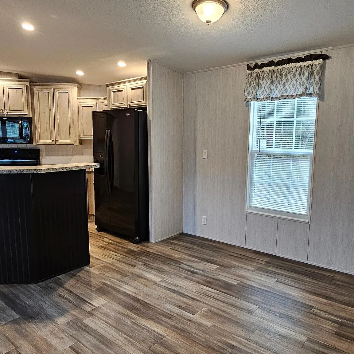 3 bed, 1378 sqft, $2,300 — Photo 4