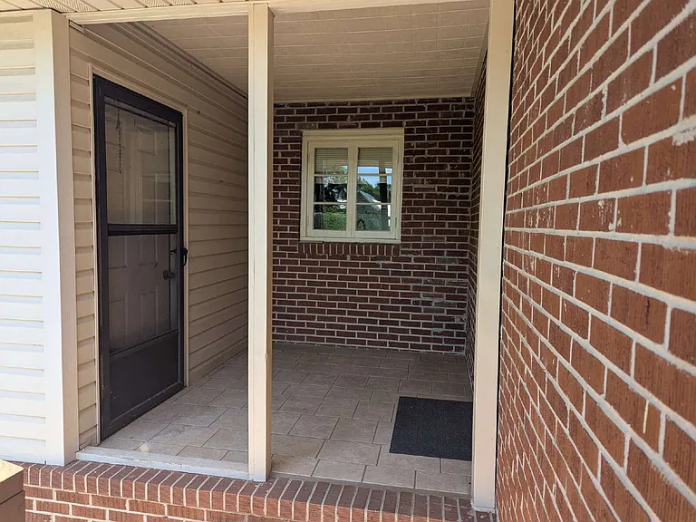 610 W Charlton St — Photo 12
