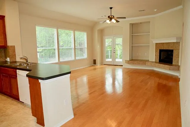 138 Chestnut Ct — Photo 2