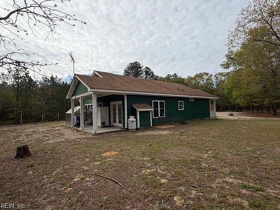 3rd image of 21483 Chestnut Ln