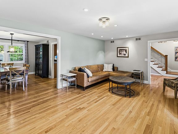 5th image of 756 Oakwood Dr